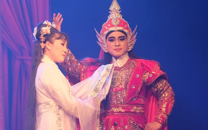 Đường sách TP.HCM rộn ràng văn hóa đêm