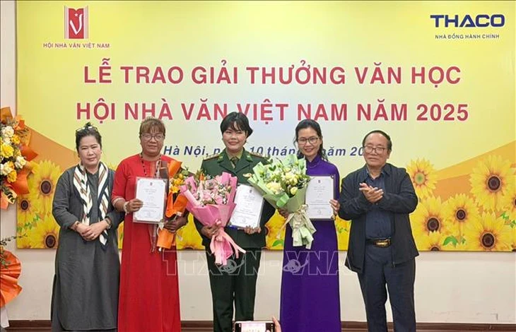 Giải thưởng văn học hằng năm còn để nhìn lại những vấn đề của đời sống văn học Giải thưởng văn học hằng năm còn để nhìn lại những vấn đề của đời sống văn học