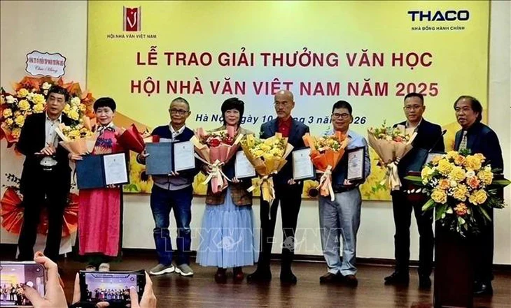 Giải thưởng văn học hằng năm còn để nhìn lại những vấn đề của đời sống văn học Giải thưởng văn học hằng năm còn để nhìn lại những vấn đề của đời sống văn học