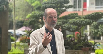 Giữa thời đại AI, nhà văn nổi tiếng khẳng định 'không gì thay thế được đọc sách'