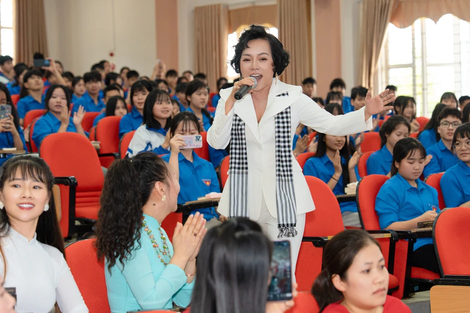 Hoa hậu Phương Linh hiếm hoi nhắc về mẹ, lan tỏa thông điệp về sự vượt khó Hoa hậu Phương Linh hiếm hoi nhắc về mẹ, lan tỏa thông điệp về sự vượt khó
