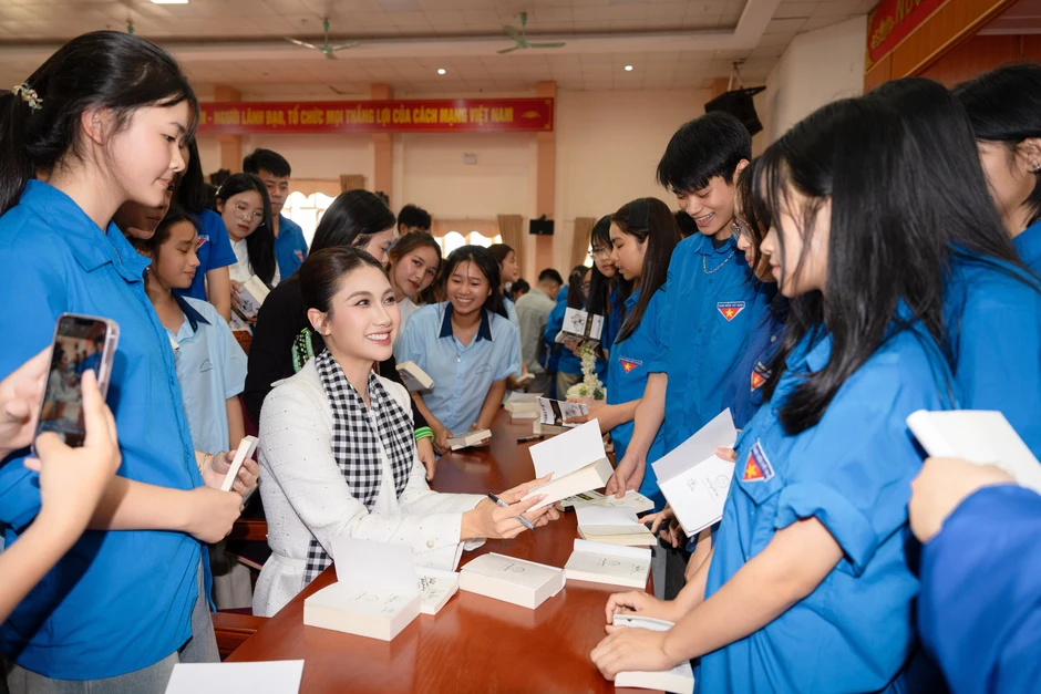 Hoa hậu Phương Linh hiếm hoi nhắc về mẹ, lan tỏa thông điệp về sự vượt khó Hoa hậu Phương Linh hiếm hoi nhắc về mẹ, lan tỏa thông điệp về sự vượt khó
