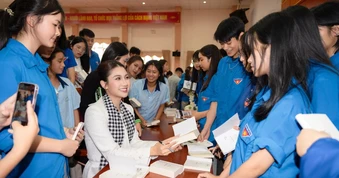 Hoa hậu Phương Linh hiếm hoi nhắc về mẹ, lan tỏa thông điệp về sự vượt khó