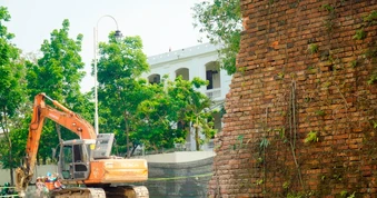 Huế tháo dỡ ‘Bức tường ô nhục’