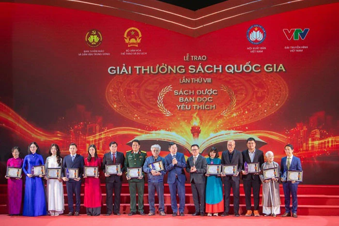 'Lịch sử Việt Nam bằng hình', 'Mưa đỏ' giành Giải thưởng Sách Quốc gia 'Lịch sử Việt Nam bằng hình', 'Mưa đỏ' giành Giải thưởng Sách Quốc gia
