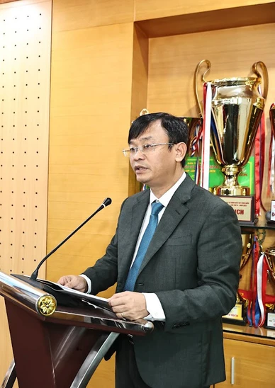 Ngọc Hân làm khách mời, Trí Chung ngồi vị trí giám khảo cuộc thi viết 'Ngày mai trong mắt em' Ngọc Hân làm khách mời, Trí Chung ngồi vị trí giám khảo cuộc thi viết 'Ngày mai trong mắt em'