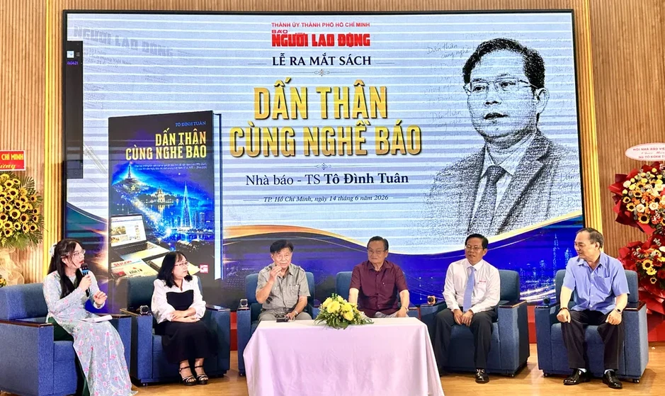 Nhà báo Tô Đình Tuân ra mắt ấn phẩm "Dấn thân cùng nghề báo" Nhà báo Tô Đình Tuân ra mắt ấn phẩm "Dấn thân cùng nghề báo"