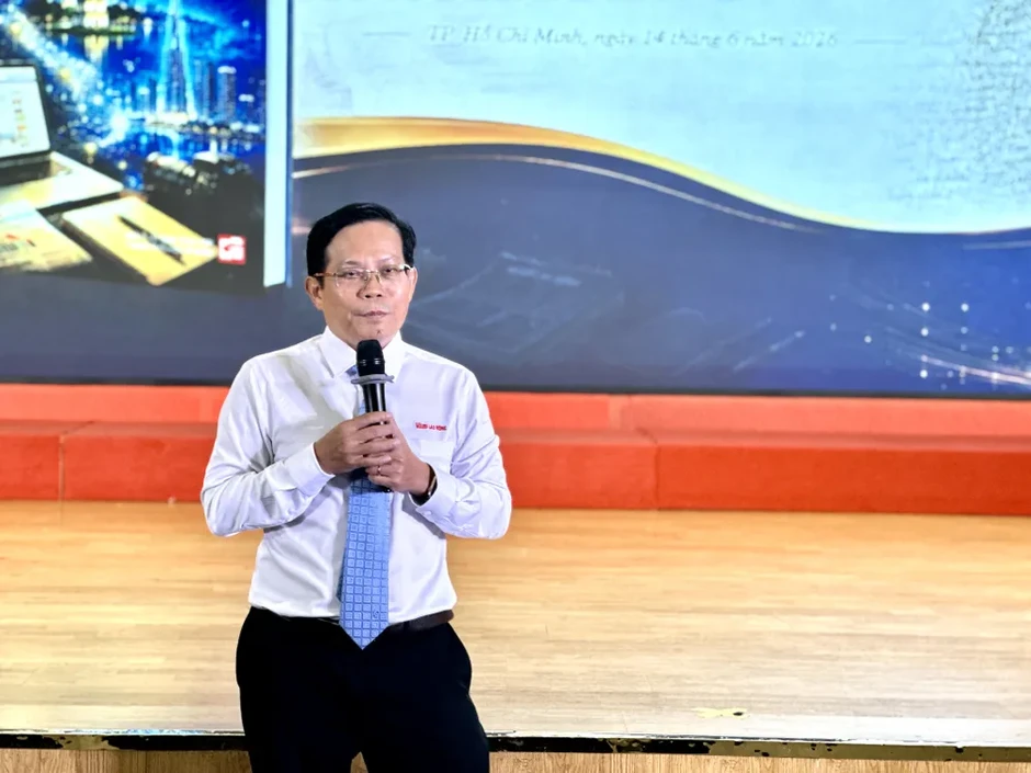 Nhà báo Tô Đình Tuân ra mắt ấn phẩm "Dấn thân cùng nghề báo" Nhà báo Tô Đình Tuân ra mắt ấn phẩm "Dấn thân cùng nghề báo"