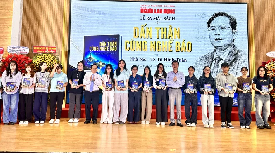 Nhà báo Tô Đình Tuân ra mắt ấn phẩm "Dấn thân cùng nghề báo" Nhà báo Tô Đình Tuân ra mắt ấn phẩm "Dấn thân cùng nghề báo"
