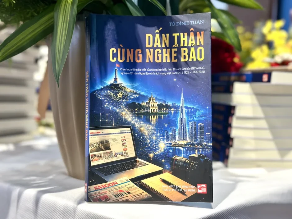 Nhà báo Tô Đình Tuân ra mắt ấn phẩm "Dấn thân cùng nghề báo" Nhà báo Tô Đình Tuân ra mắt ấn phẩm "Dấn thân cùng nghề báo"