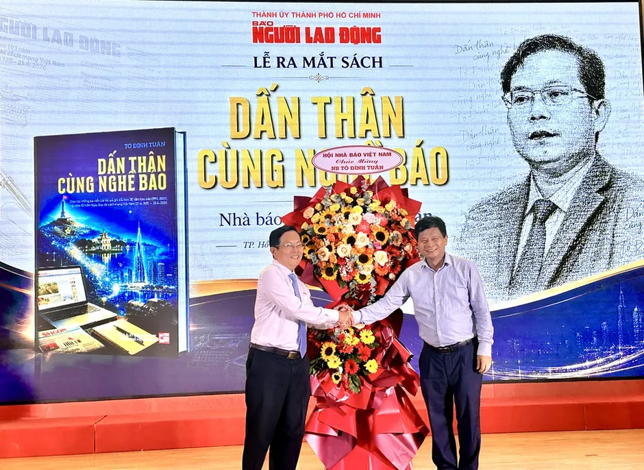 Nhà báo Tô Đình Tuân ra mắt ấn phẩm "Dấn thân cùng nghề báo" Nhà báo Tô Đình Tuân ra mắt ấn phẩm "Dấn thân cùng nghề báo"