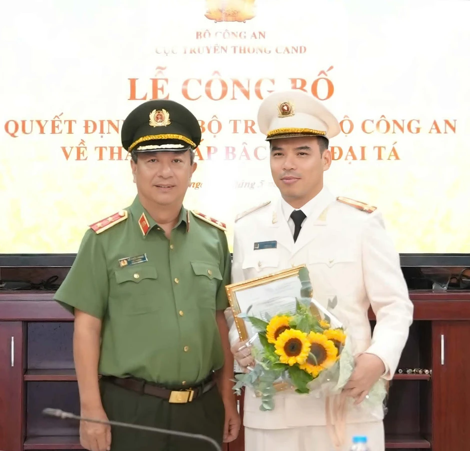 Nhà văn Dương Bình Nguyên thăng quân hàm Đại tá ở tuổi 47 Nhà văn Dương Bình Nguyên thăng quân hàm Đại tá ở tuổi 47
