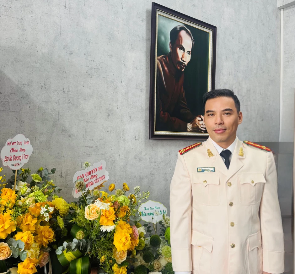 Nhà văn Dương Bình Nguyên thăng quân hàm Đại tá ở tuổi 47 Nhà văn Dương Bình Nguyên thăng quân hàm Đại tá ở tuổi 47