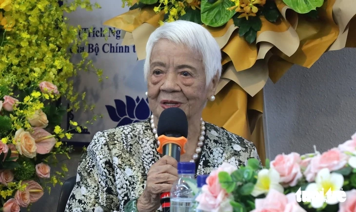 Nhạc sĩ Trần Tiến 'bụng đói, chân run' từ Vũng Tàu lên để nhà văn Xuân Phượng bất ngờ Nhạc sĩ Trần Tiến 'bụng đói, chân run' từ Vũng Tàu lên để nhà văn Xuân Phượng bất ngờ