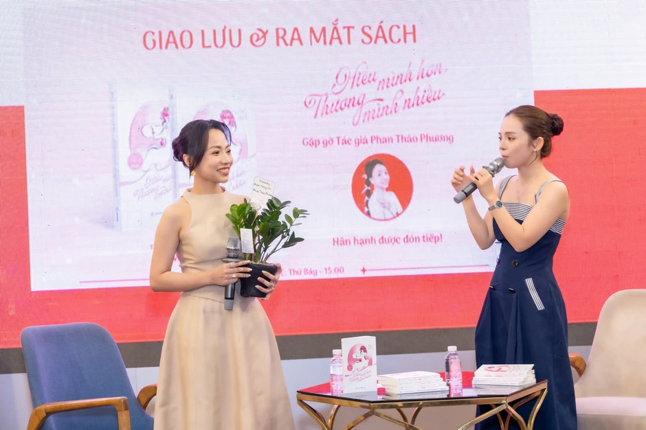 NSƯT Ngọc Huyền xúc động vì quyển sách của nữ đạo diễn 9X NSƯT Ngọc Huyền xúc động vì quyển sách của nữ đạo diễn 9X