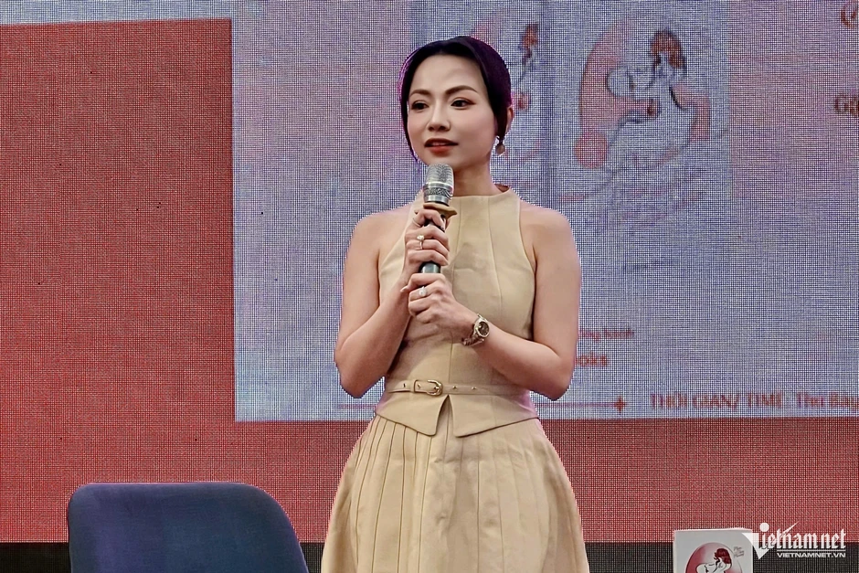 NSƯT Ngọc Huyền xúc động vì quyển sách của nữ đạo diễn 9X NSƯT Ngọc Huyền xúc động vì quyển sách của nữ đạo diễn 9X