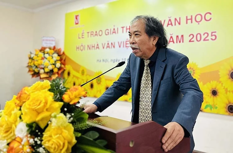 Ông Nguyễn Quang Thiều giận, buồn vụ nhà thơ bị thu hồi giải thưởng Ông Nguyễn Quang Thiều giận, buồn vụ nhà thơ bị thu hồi giải thưởng