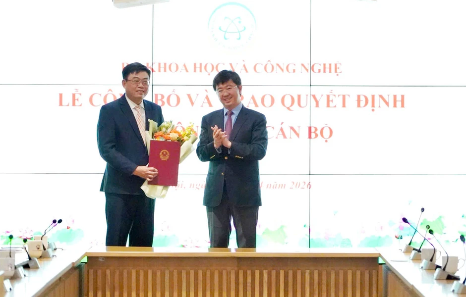 Ông Trần Chí Đạt làm Giám đốc NXB Khoa học - Công nghệ - Truyền thông Ông Trần Chí Đạt làm Giám đốc NXB Khoa học - Công nghệ - Truyền thông