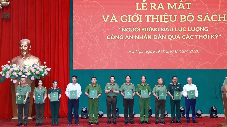 Ra mắt bộ sách về người đứng đầu lực lượng Công an nhân dân qua các thời kỳ Ra mắt bộ sách về người đứng đầu lực lượng Công an nhân dân qua các thời kỳ