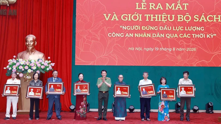 Ra mắt bộ sách về người đứng đầu lực lượng Công an nhân dân qua các thời kỳ Ra mắt bộ sách về người đứng đầu lực lượng Công an nhân dân qua các thời kỳ