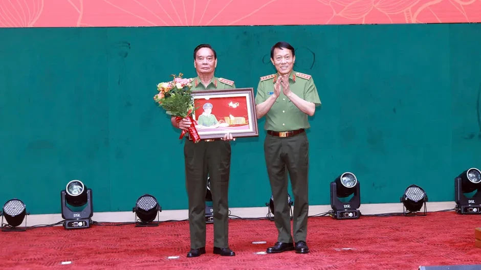 Ra mắt bộ sách về người đứng đầu lực lượng Công an nhân dân qua các thời kỳ Ra mắt bộ sách về người đứng đầu lực lượng Công an nhân dân qua các thời kỳ