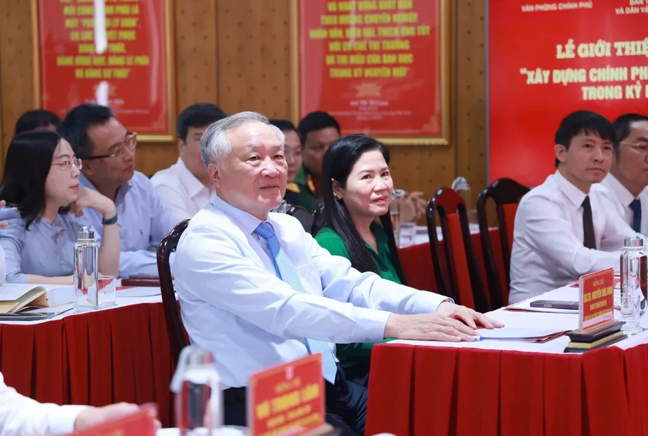 Ra mắt cuốn sách "Xây dựng Chính phủ liêm chính, kiến tạo trong kỷ nguyên mới" Ra mắt cuốn sách "Xây dựng Chính phủ liêm chính, kiến tạo trong kỷ nguyên mới"