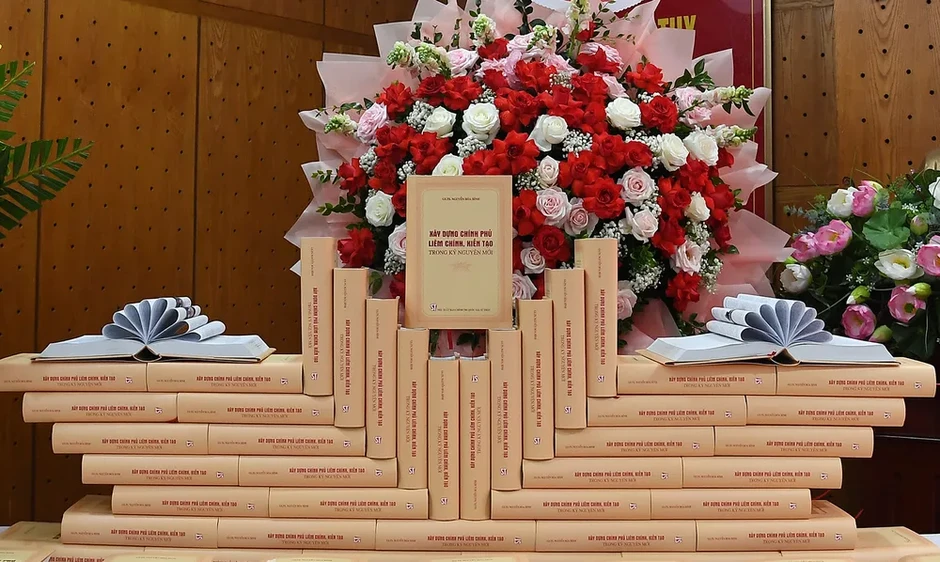 Ra mắt cuốn sách "Xây dựng Chính phủ liêm chính, kiến tạo trong kỷ nguyên mới" Ra mắt cuốn sách "Xây dựng Chính phủ liêm chính, kiến tạo trong kỷ nguyên mới"