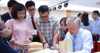 Ra mắt cuốn sách "Xây dựng Chính phủ liêm chính, kiến tạo trong kỷ nguyên mới"