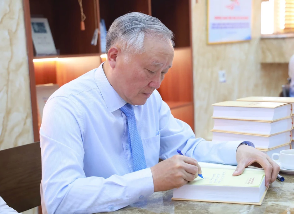 Ra mắt sách của nguyên Phó Thủ tướng thường trực Nguyễn Hòa Bình Ra mắt sách của nguyên Phó Thủ tướng thường trực Nguyễn Hòa Bình