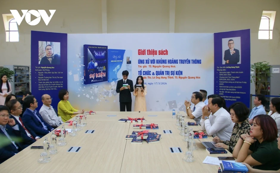 Ra mắt sách "Ứng xử với khủng hoảng truyền thông" và "Tổ chức & quản trị sự kiện" Ra mắt sách "Ứng xử với khủng hoảng truyền thông" và "Tổ chức & quản trị sự kiện"
