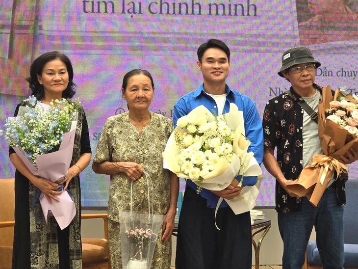 Tạ Quốc Kỳ Nam 'bám váy mẹ' để đối diện chính mình Tạ Quốc Kỳ Nam 'bám váy mẹ' để đối diện chính mình