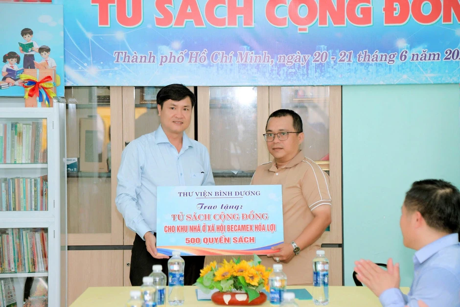 Thư viện Bình Dương trao tặng 3 “Tủ sách cộng đồng” cho người lao động Thư viện Bình Dương trao tặng 3 “Tủ sách cộng đồng” cho người lao động