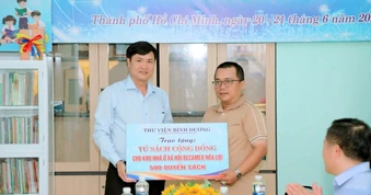 Thư viện Bình Dương trao tặng 3 “Tủ sách cộng đồng” cho người lao động