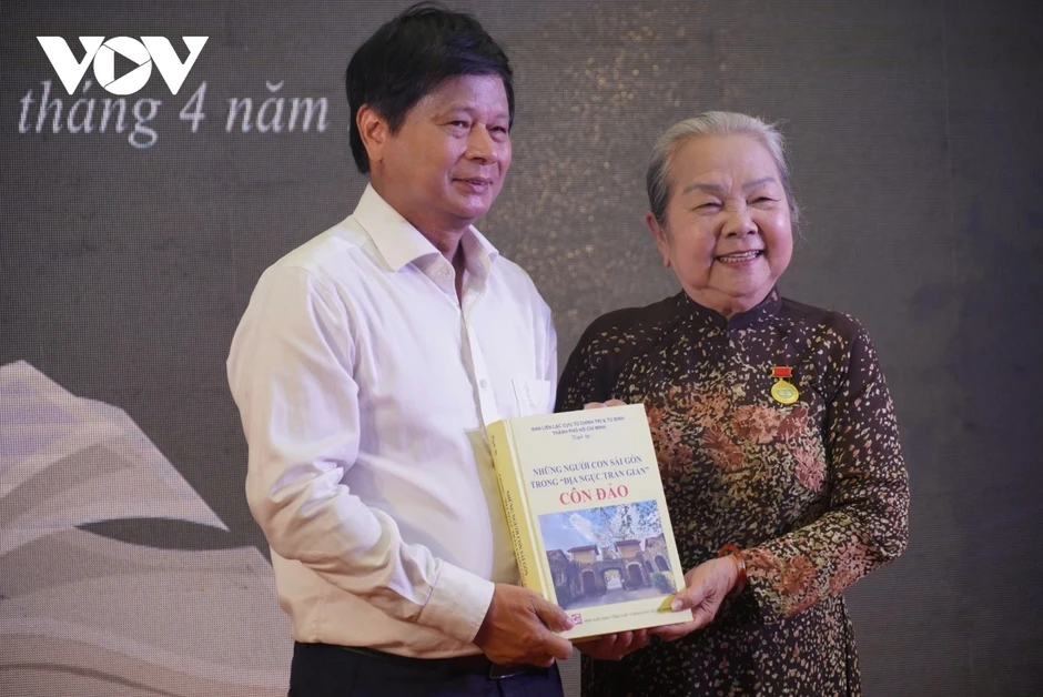 TP.HCM ra mắt tủ sách và phát động hiến tặng tư liệu cho đặc khu Côn Đảo TP.HCM ra mắt tủ sách và phát động hiến tặng tư liệu cho đặc khu Côn Đảo