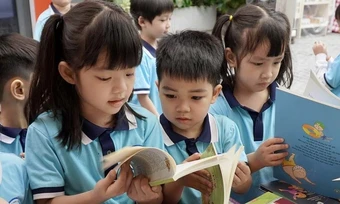'Trẻ em ngày nay thiếu thời gian đọc sách'