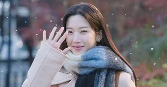 Tủ sách của Moon Ga Young, nữ chính Once we were us có gì đặc biệt?