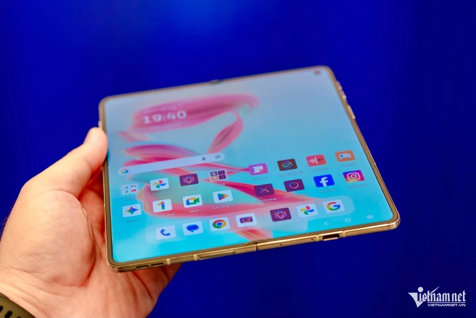 Ảnh thực tế motorola razr fold, giá gần 50 triệu đồng tại Việt Nam