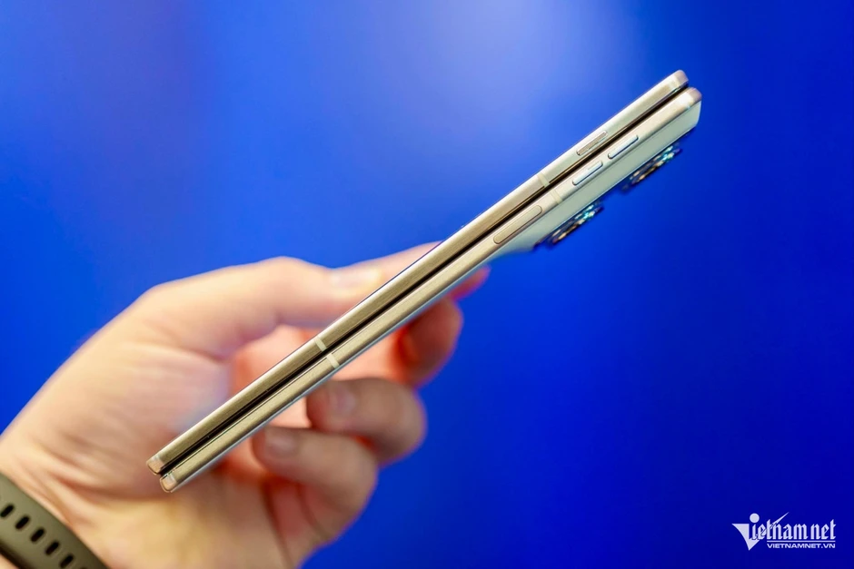 Ảnh thực tế motorola razr fold, giá gần 50 triệu đồng tại Việt Nam