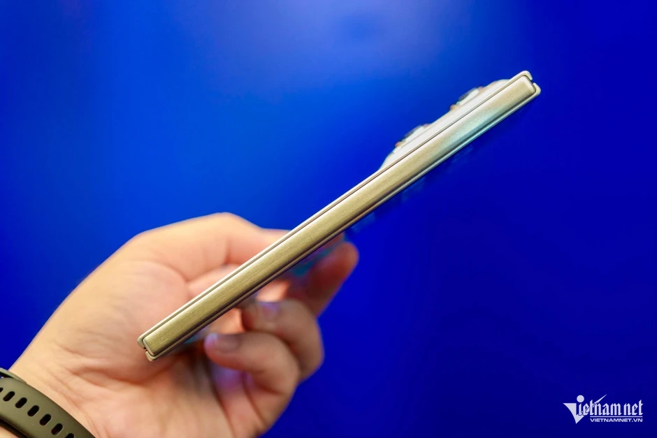 Ảnh thực tế motorola razr fold, giá gần 50 triệu đồng tại Việt Nam