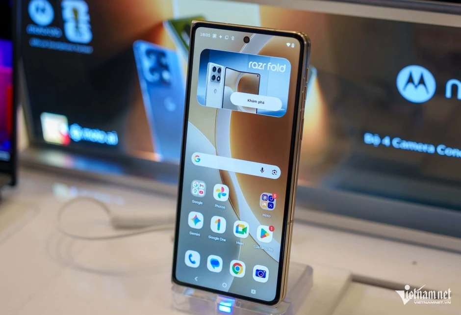 Ảnh thực tế motorola razr fold, giá gần 50 triệu đồng tại Việt Nam