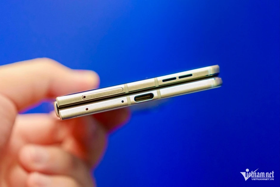 Ảnh thực tế motorola razr fold, giá gần 50 triệu đồng tại Việt Nam
