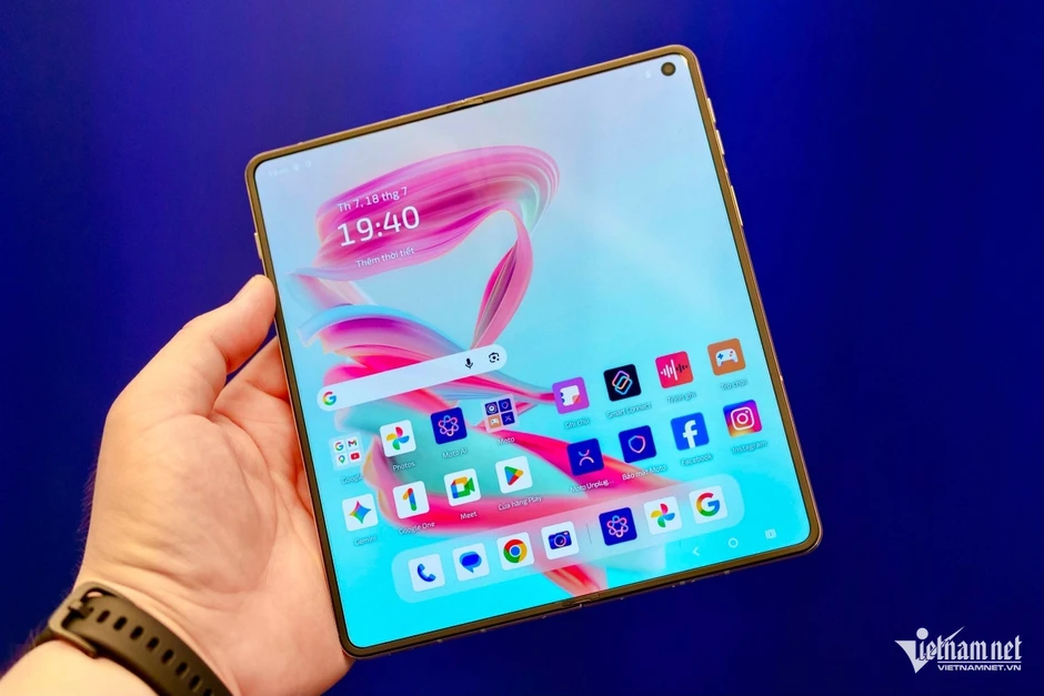 Ảnh thực tế motorola razr fold, giá gần 50 triệu đồng tại Việt Nam