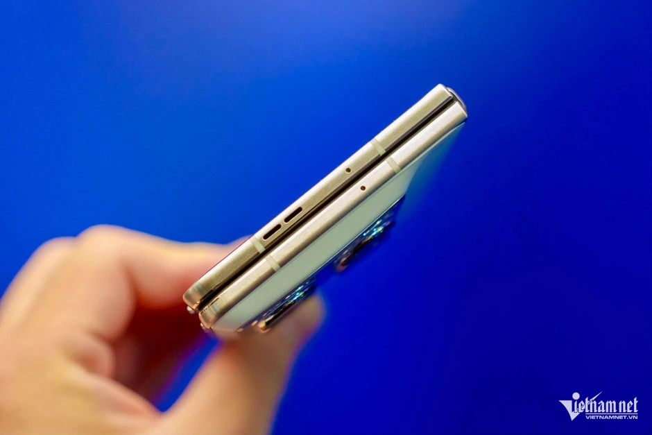 Ảnh thực tế motorola razr fold, giá gần 50 triệu đồng tại Việt Nam
