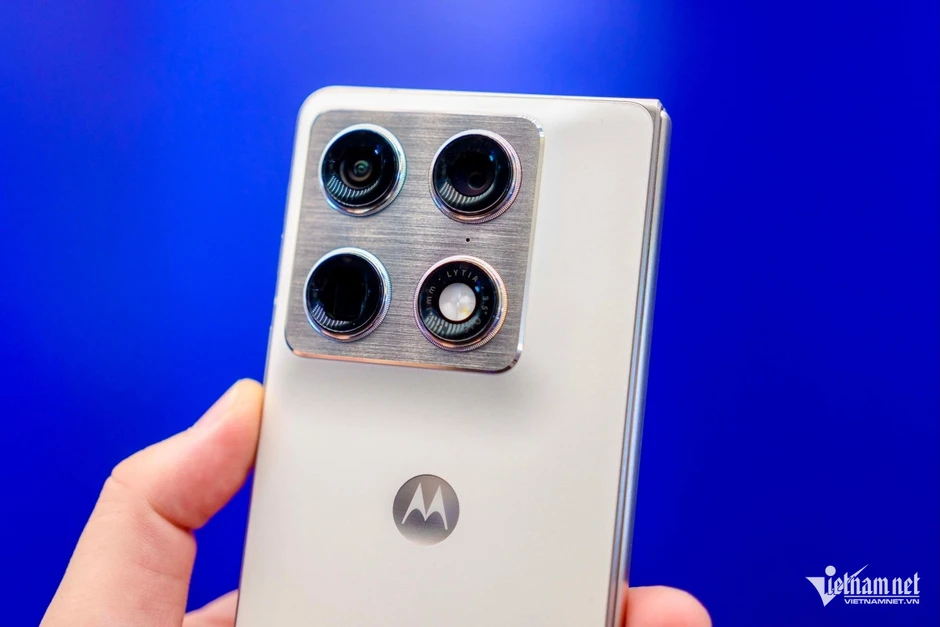 Ảnh thực tế motorola razr fold, giá gần 50 triệu đồng tại Việt Nam
