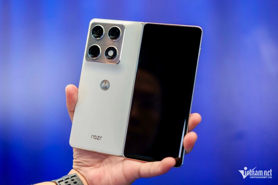 Ảnh thực tế motorola razr fold, giá gần 50 triệu đồng tại Việt Nam