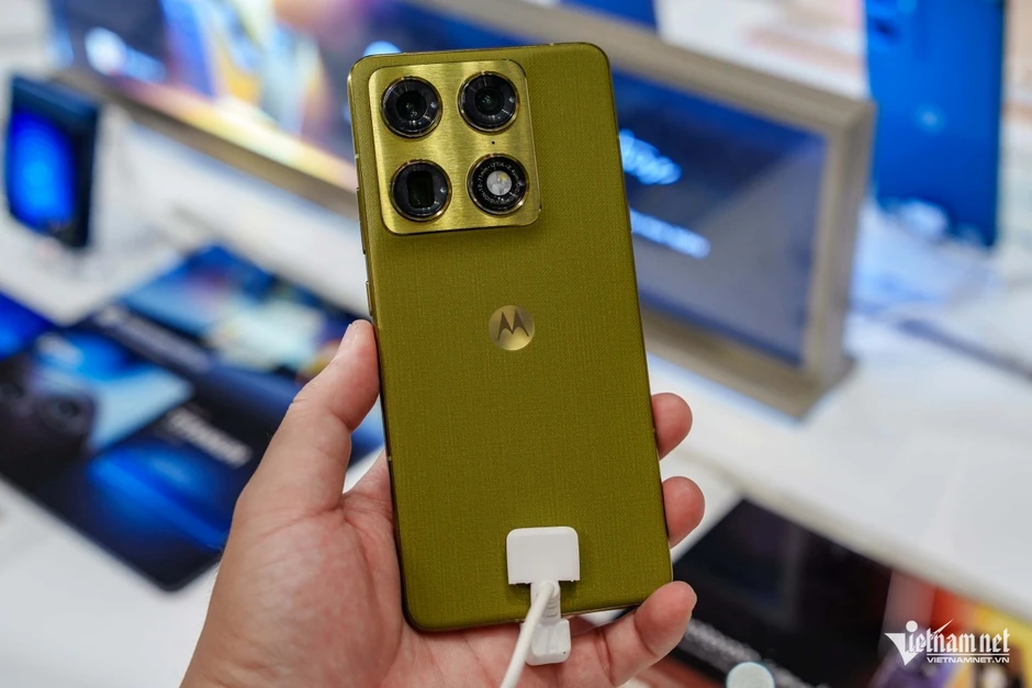 Ảnh thực tế Signature, smartphone cao cấp giá 23 triệu đồng Motorola vừa ra mắt Ảnh thực tế Signature, smartphone cao cấp giá 23 triệu đồng Motorola vừa ra mắt
