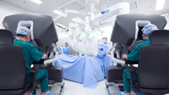 Bệnh viện đầu tiên phẫu thuật ung thư với hai robot tại Việt Nam - Báo TinVina