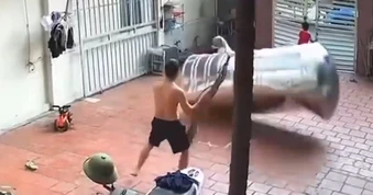 Clip “bồn nước cỡ lớn suýt rơi trúng ba bố con tại Hà Nội” nổi bật tuần qua