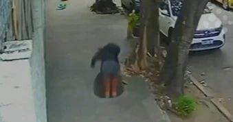 Clip “cô gái rơi tọt xuống cống khi đi bộ trên vỉa hè” nổi bật tuần qua