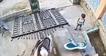Clip “khoảnh khắc bé trai suýt bị cửa sắt nặng đè trúng” nổi bật tuần qua